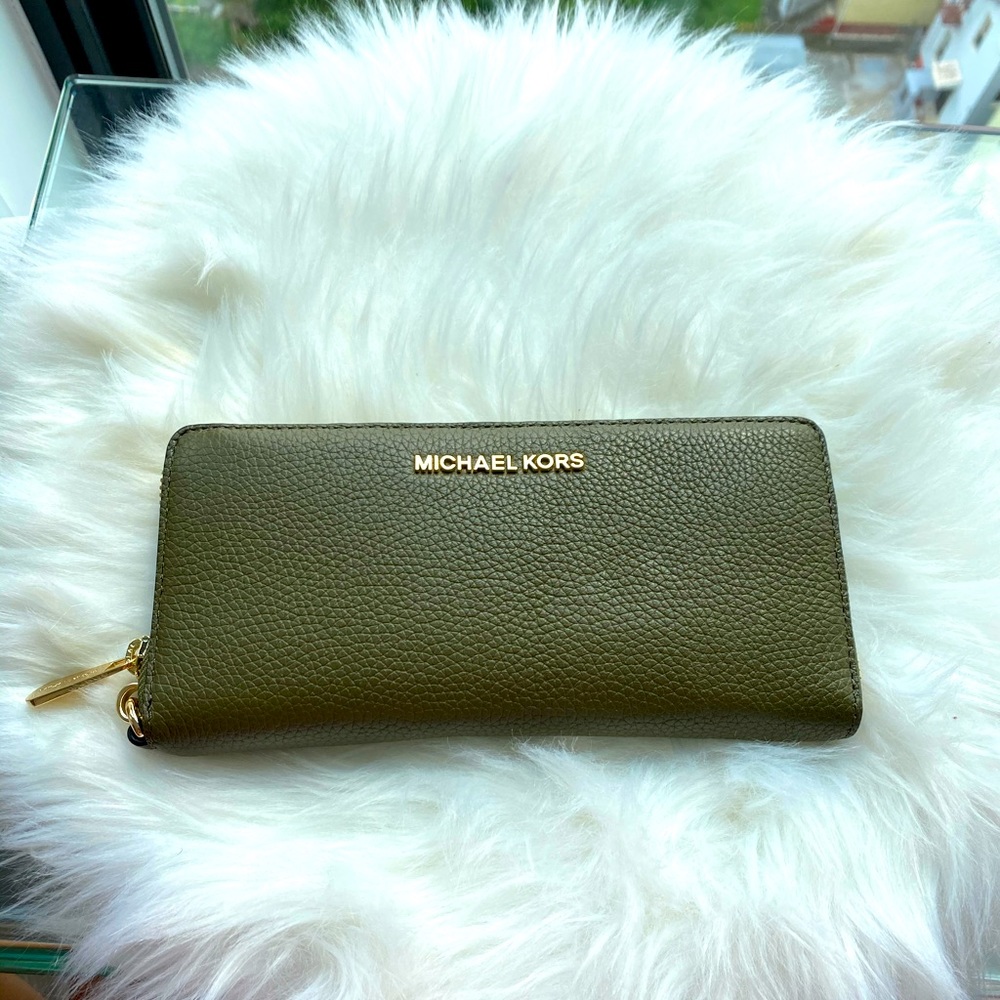 Authentic Michael Kors CONTINENTAL Wallet
